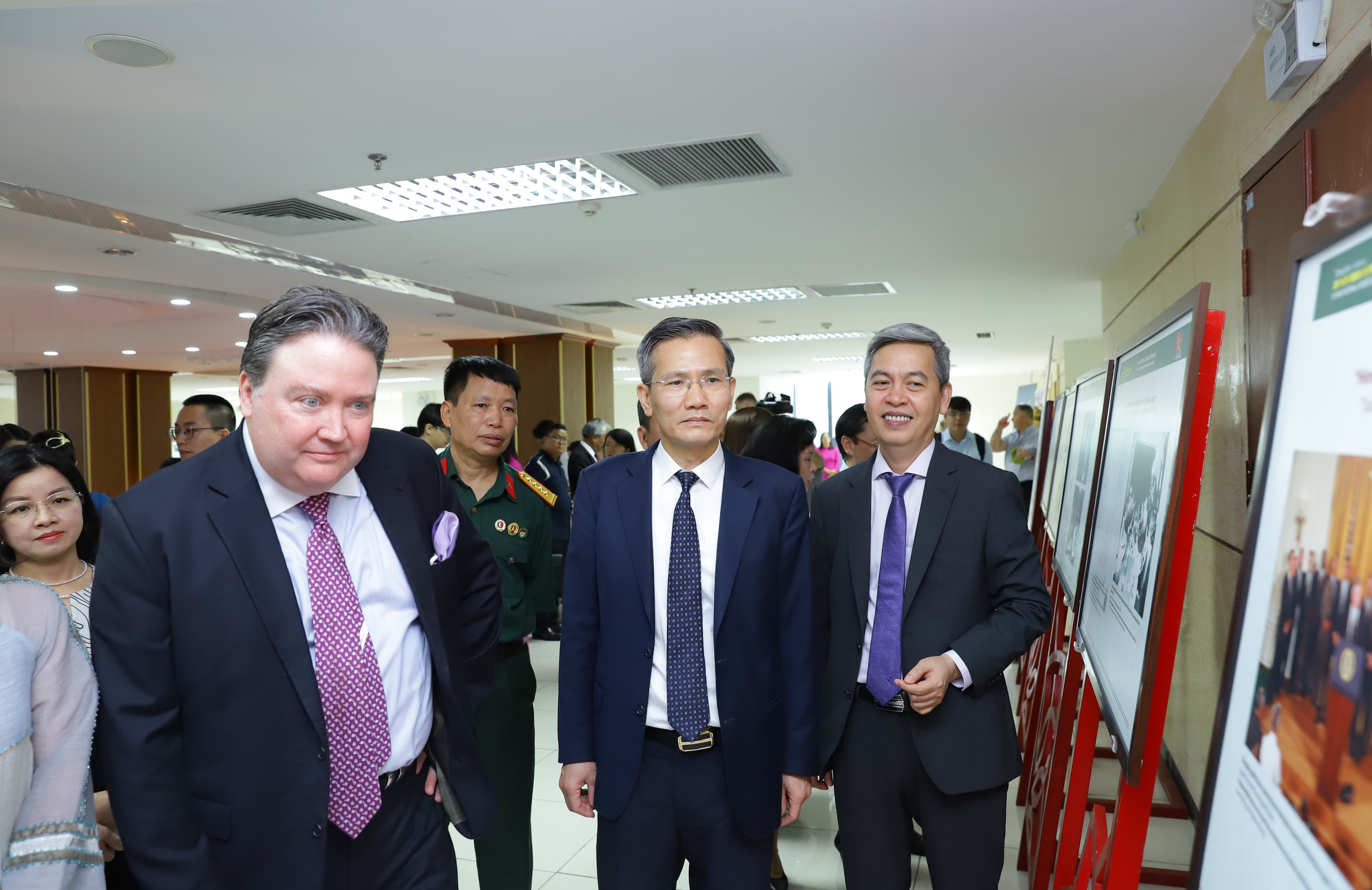 Trưng bày tài liệu “30 năm quan hệ ngoại giao Việt Nam - Hoa Kỳ” và trao trả hồ sơ chứng tích chiến tranh